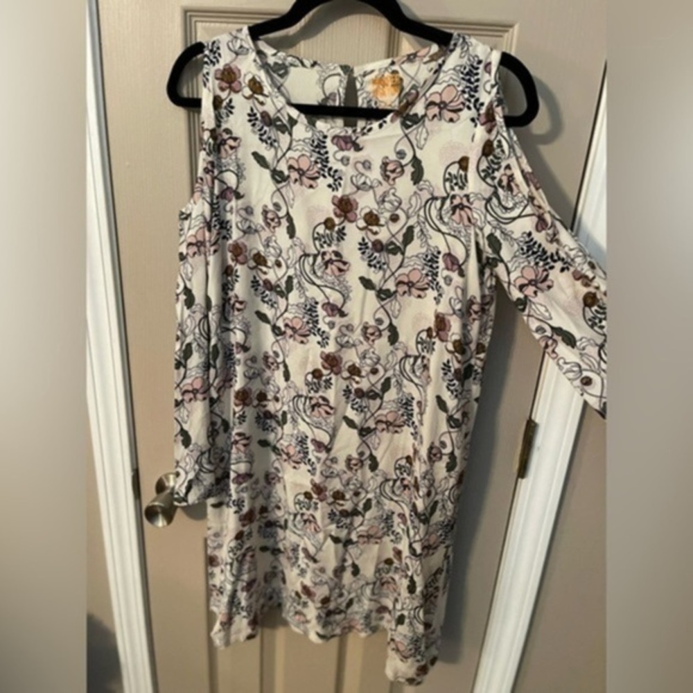 Harper Canyon cold shoulder floral print bell sleeve sheath dress.